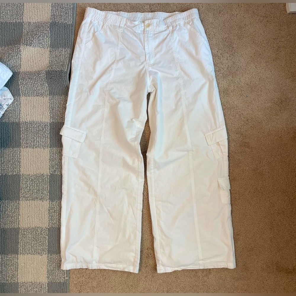 Princess Polly White cargo pants with a relaxed fit. size 12 US